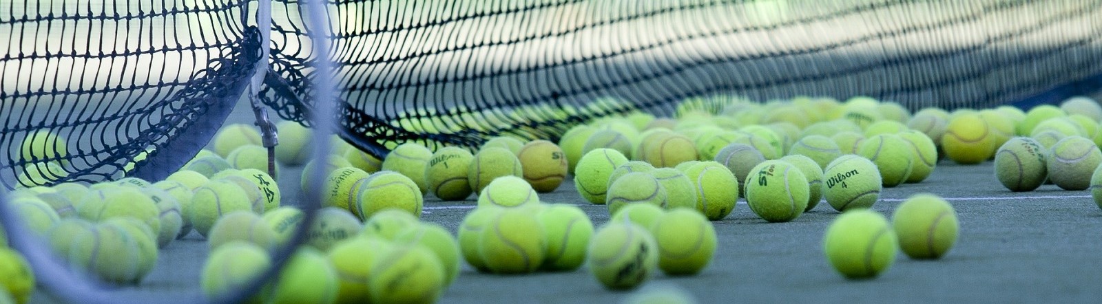 Image by HeungSoon from Pixabay of tennis court and balls